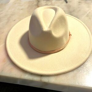 New without tags. Forever 21 Cream colored fedora/panama hat. Never worn.